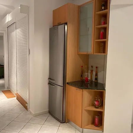 别墅 Tzitzifies Kourouklata