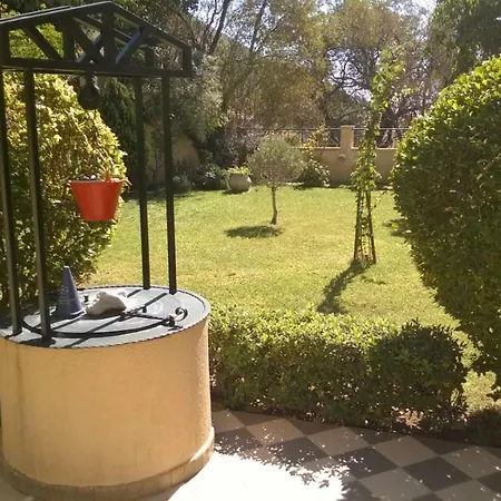 别墅 Tzitzifies Kourouklata