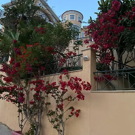 Villa Tzitzifies *